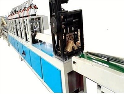 Come regolare la pressione in una macchina per angoli di carta?